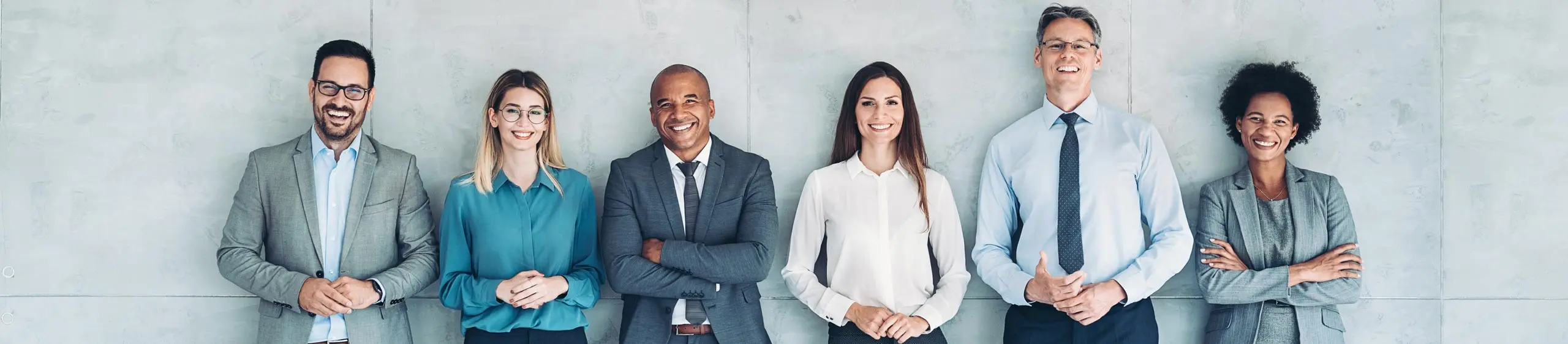 Lächelndes, diverses Team arbeitet in einem modernen Büro zusammen (Karriere BKK VerbundPlus)